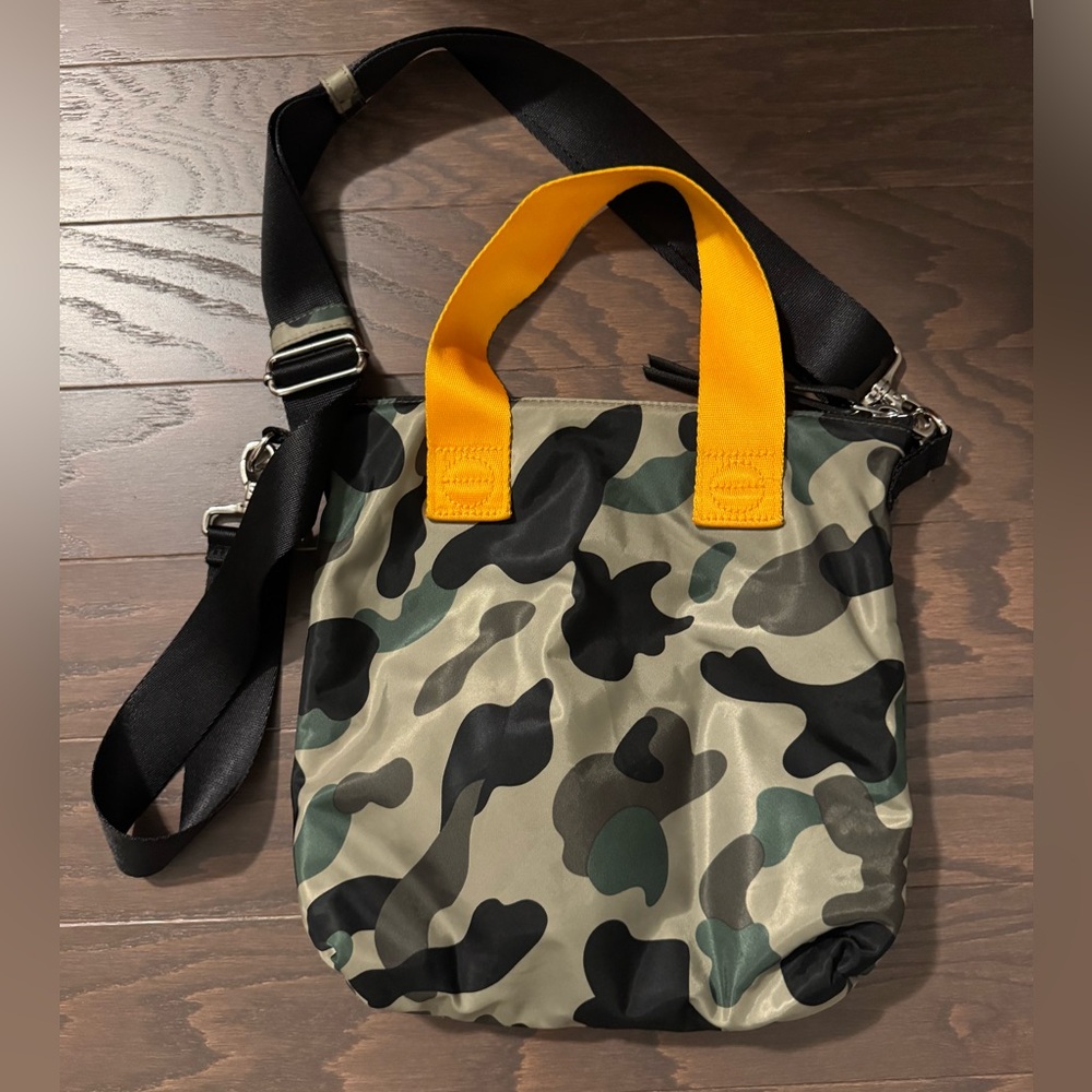 shortyLOVE Amuse Medium Crossbody in Green Camo - Picture 3 of 7